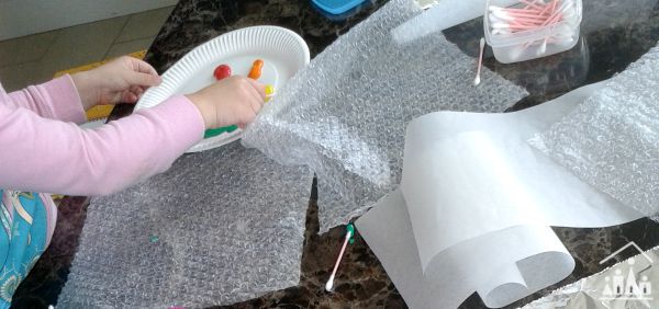 q tip painting pictures on bubble wrap
