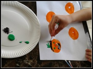 painting pumpkins with qtips